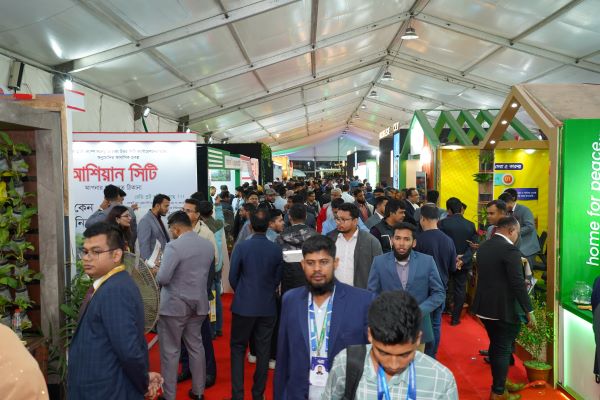 ছুটির দিনে জমজমাট হয়ে উঠেছে রিহ্যাব ফেয়ার